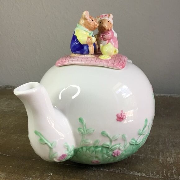 Vintage 90s Cottagecore Farmhouse Country Mouse Picnic Novelty Kitsch Teapot - Picture 3 of 7